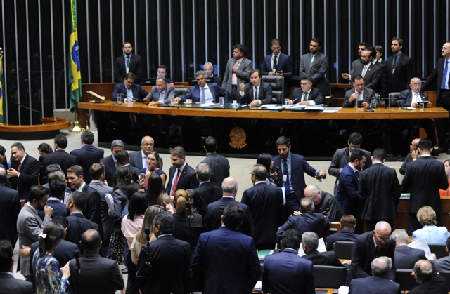 Câmara aprova terceirização para todas as atividades da empresa